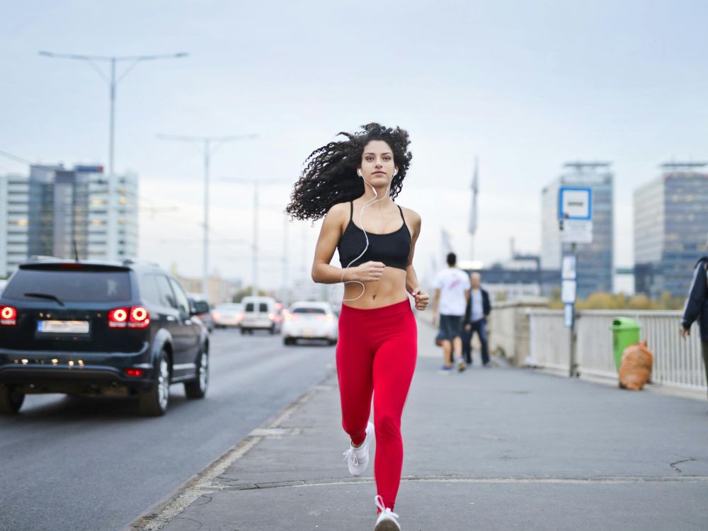 Pessoa praticando exercícios aeróbicos, uma corrida