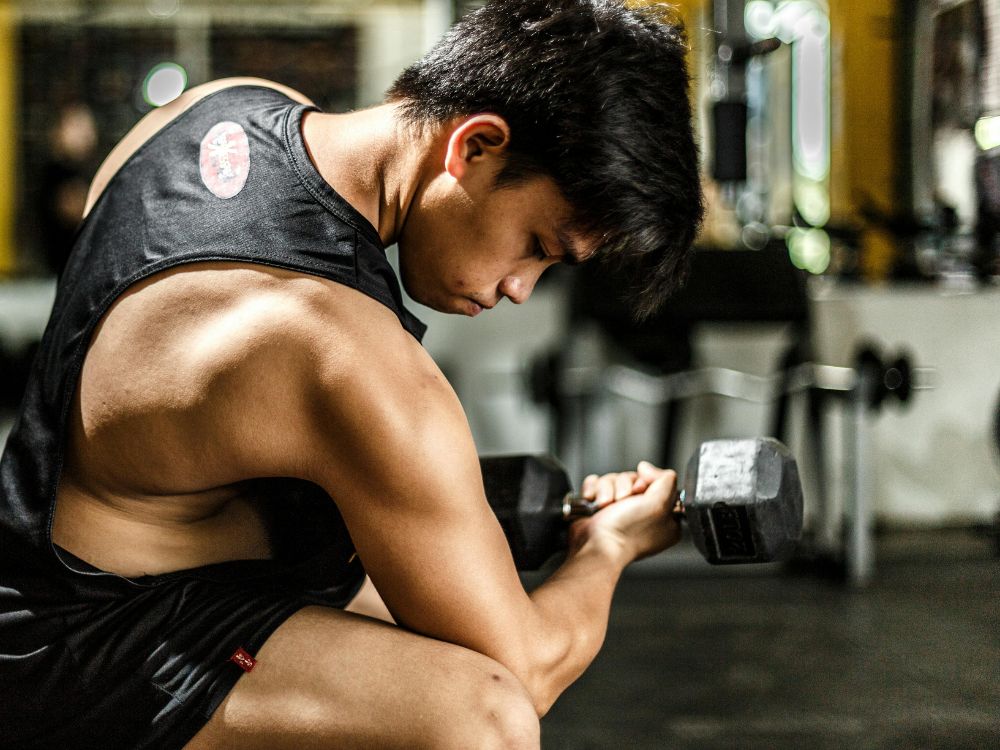 homem praticando divisões musculares